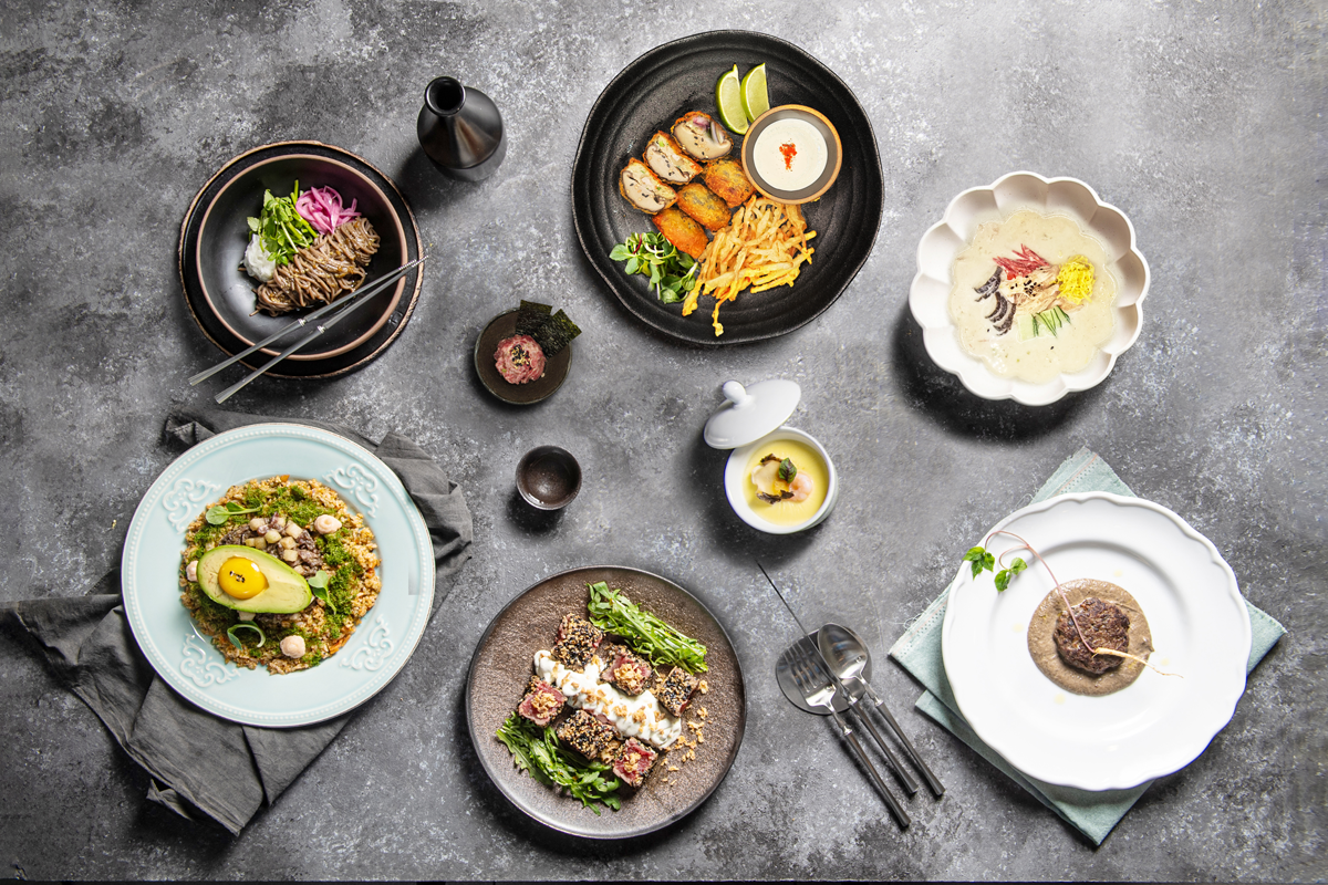 Ieumteo 穏やかなダイニングルームで提供されるモダン韓国料理のコース料理