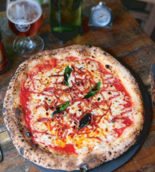 Dochi Pizza 木烤拿坡里披薩，外皮微焦