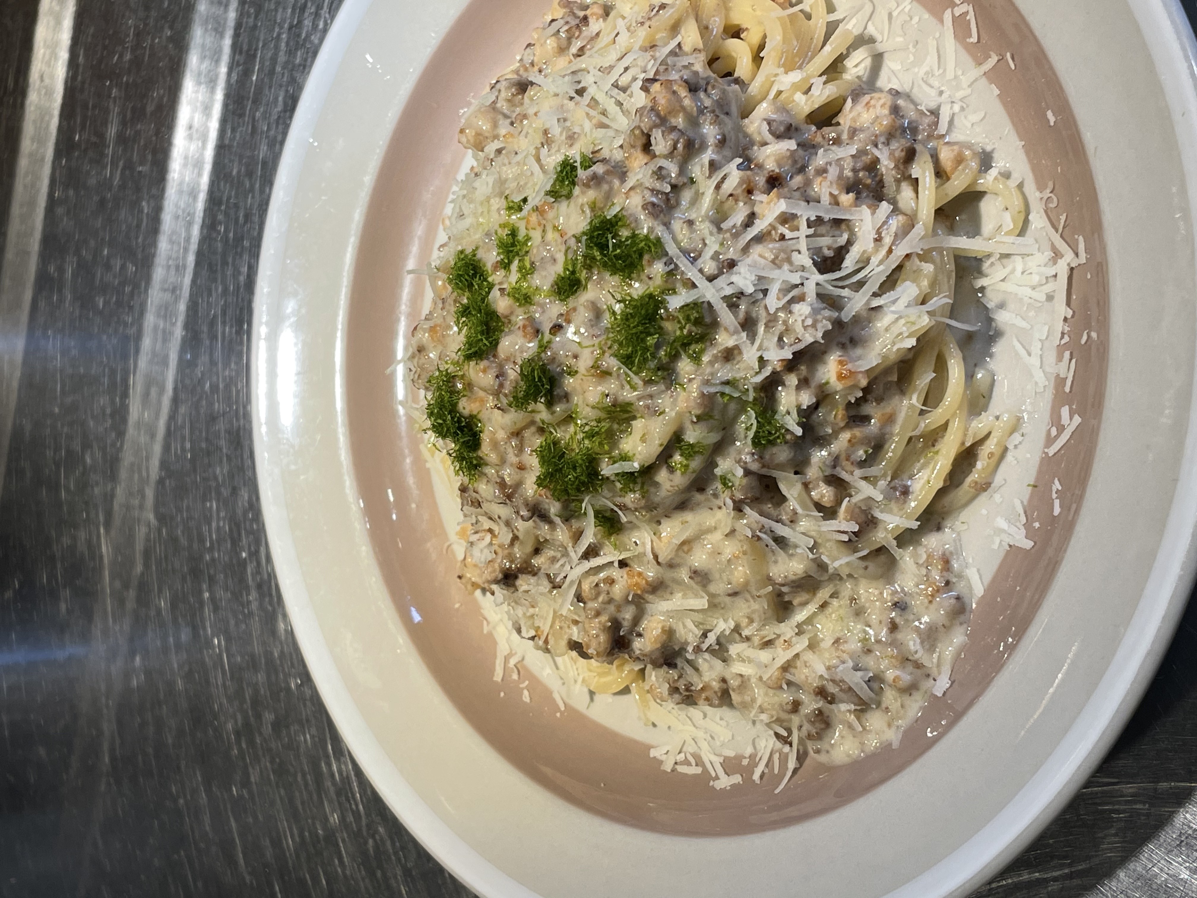 ソギョ洞の2階、日差しが入るゆったりとしたダイニングと季節の料理