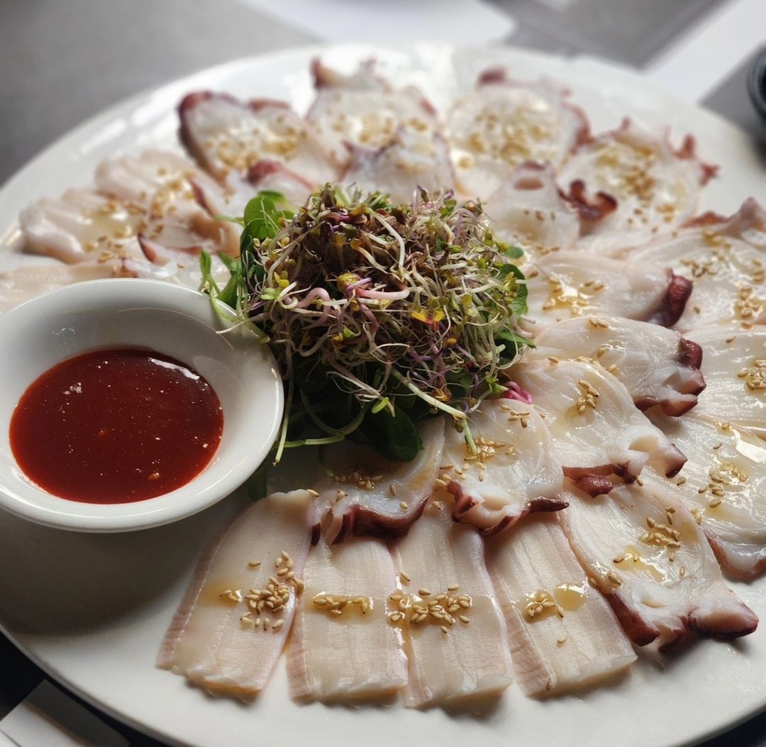 Daseul-eum private room setting with Korean fusion dishes and drinks