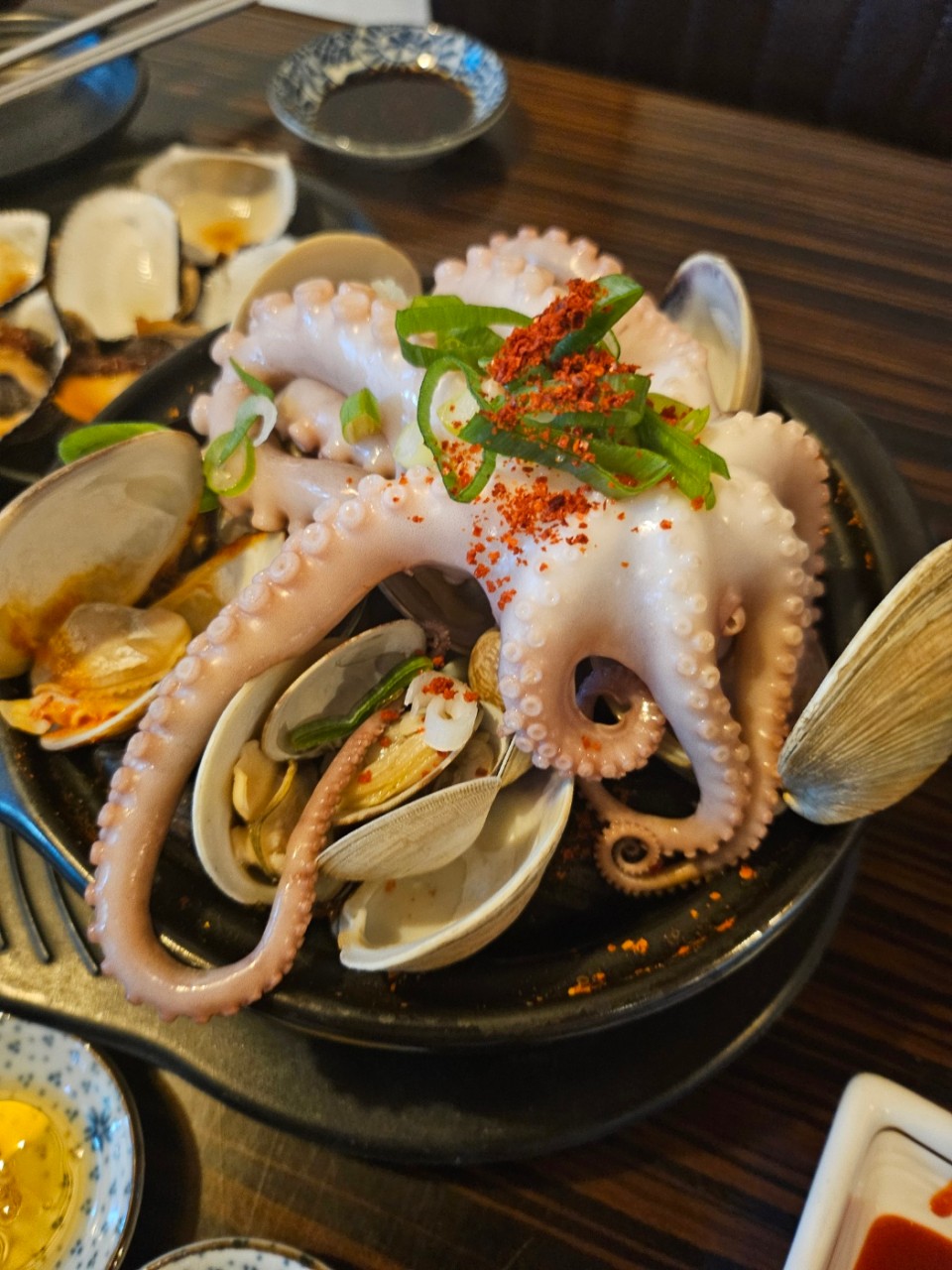 ビジンドのシーフード鍋、焼き鮑とたこ
