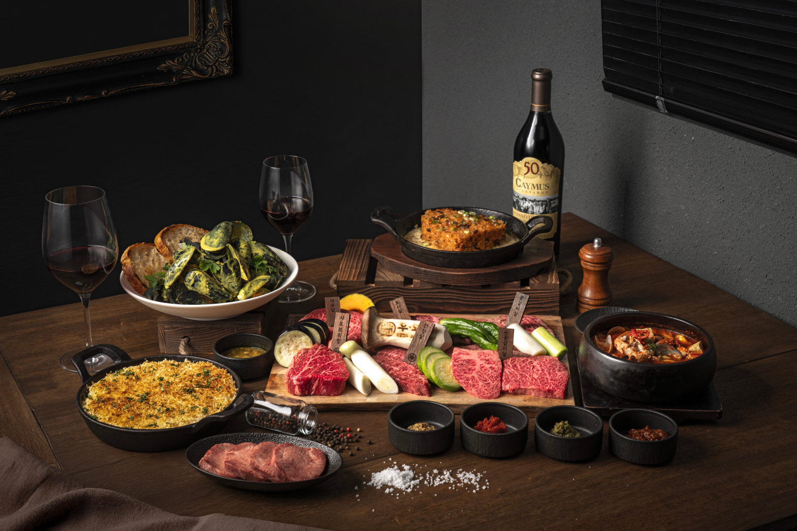 우와해 宣陵店肉品櫃及燒烤場，背景酒牆