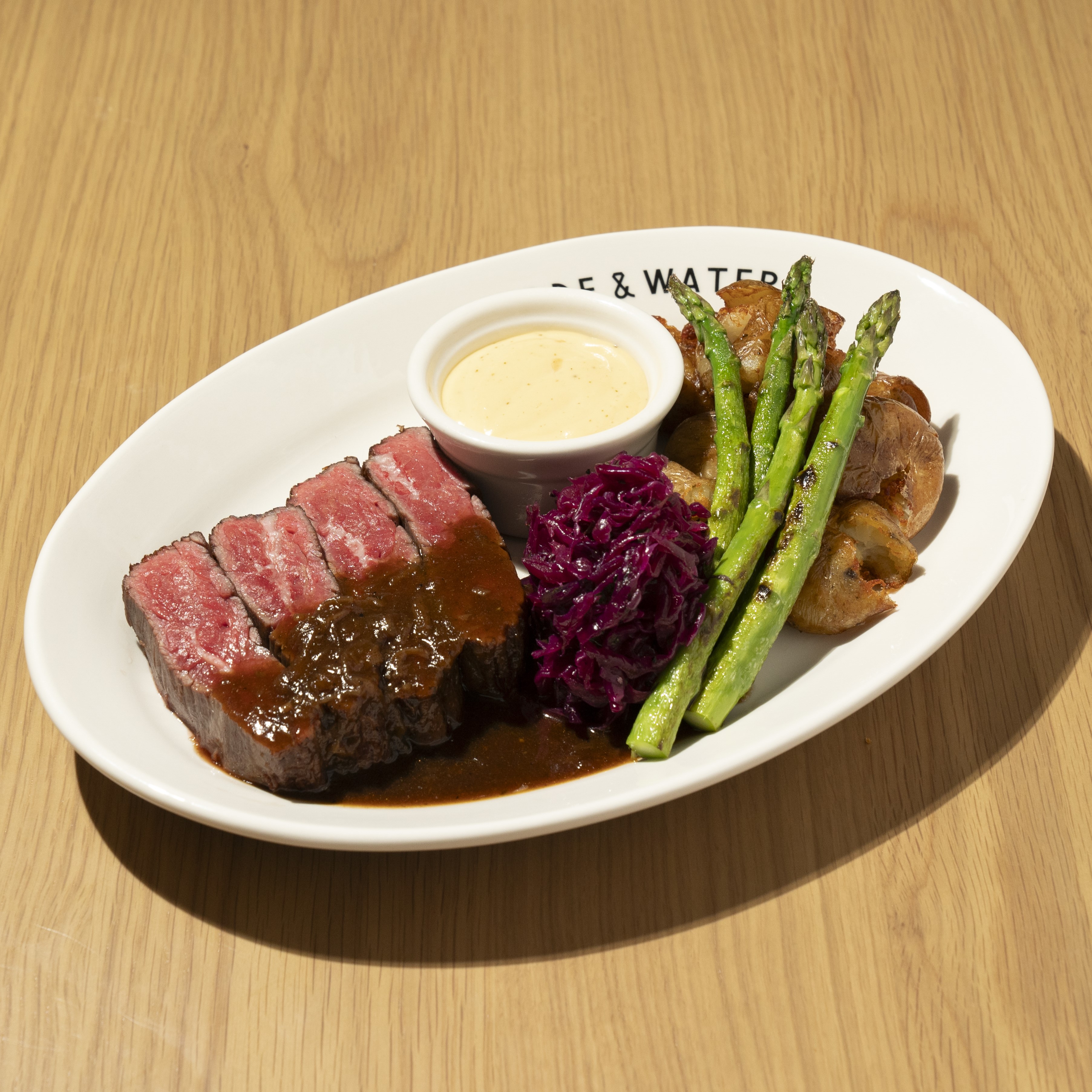 Jade&Water 首爾站分店陽光照耀的早午餐桌與葡萄酒