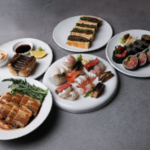 居酒屋 烈 私人包间内有刺身和清酒