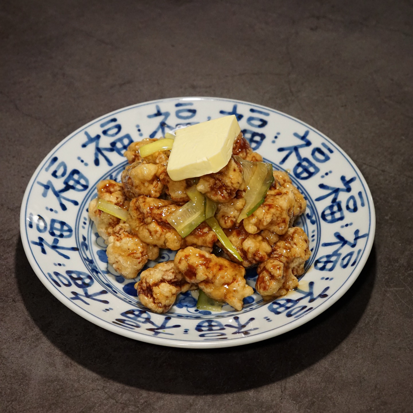 パオパオレストランの中華ダイニングバーのカウンターと料理