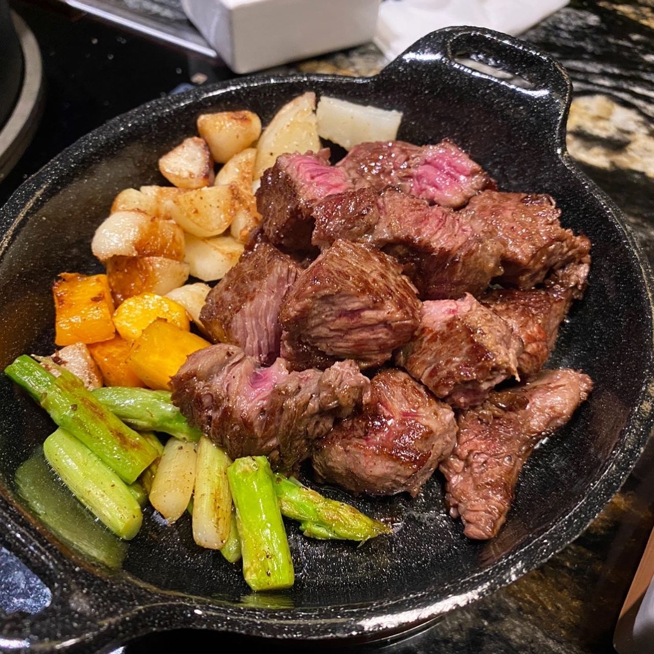 청담등심 강남역점的720小時熟成韓牛切片搭配辣味小菜