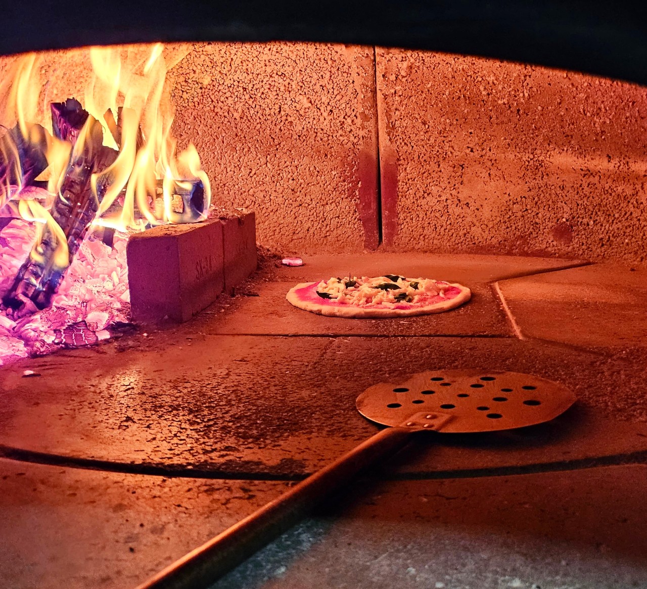 Peatzzaのオーク材薪窯焼きナポリピザとドリンク