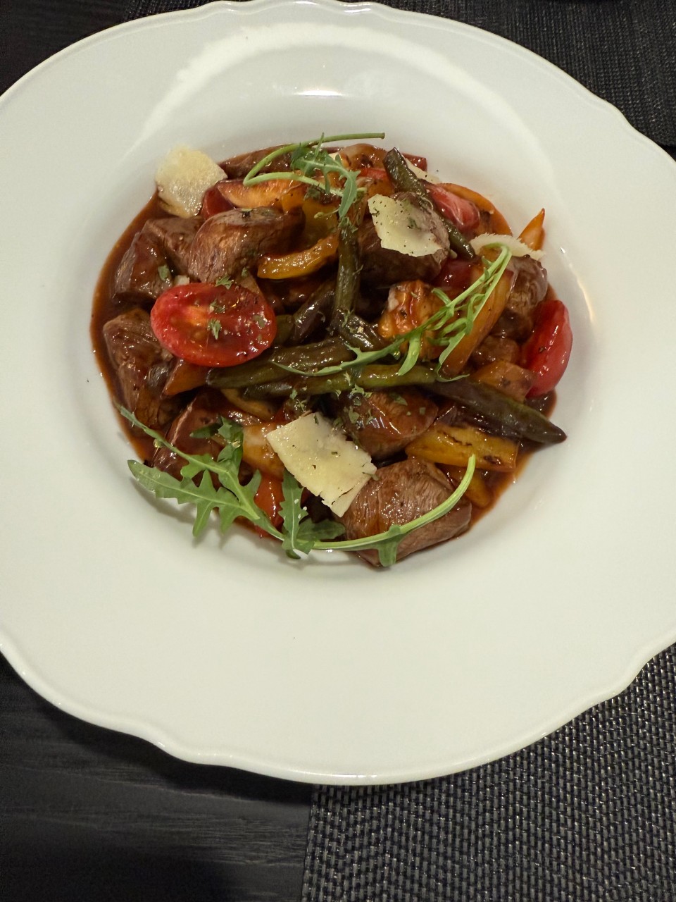 Boudoir 早午餐和葡萄酒，氛围柔和