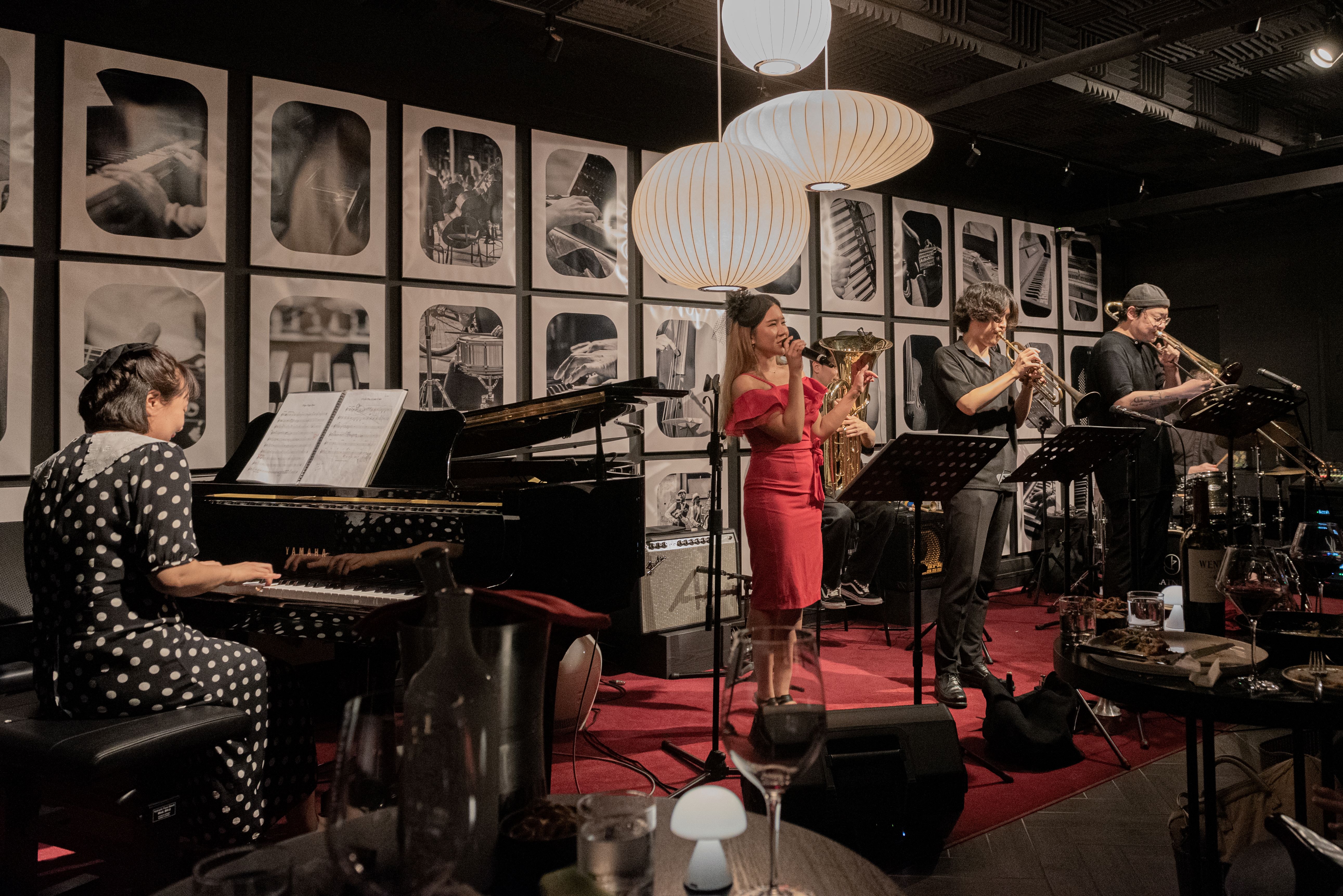 Flatnine Jazzbar live performance and signature cocktails