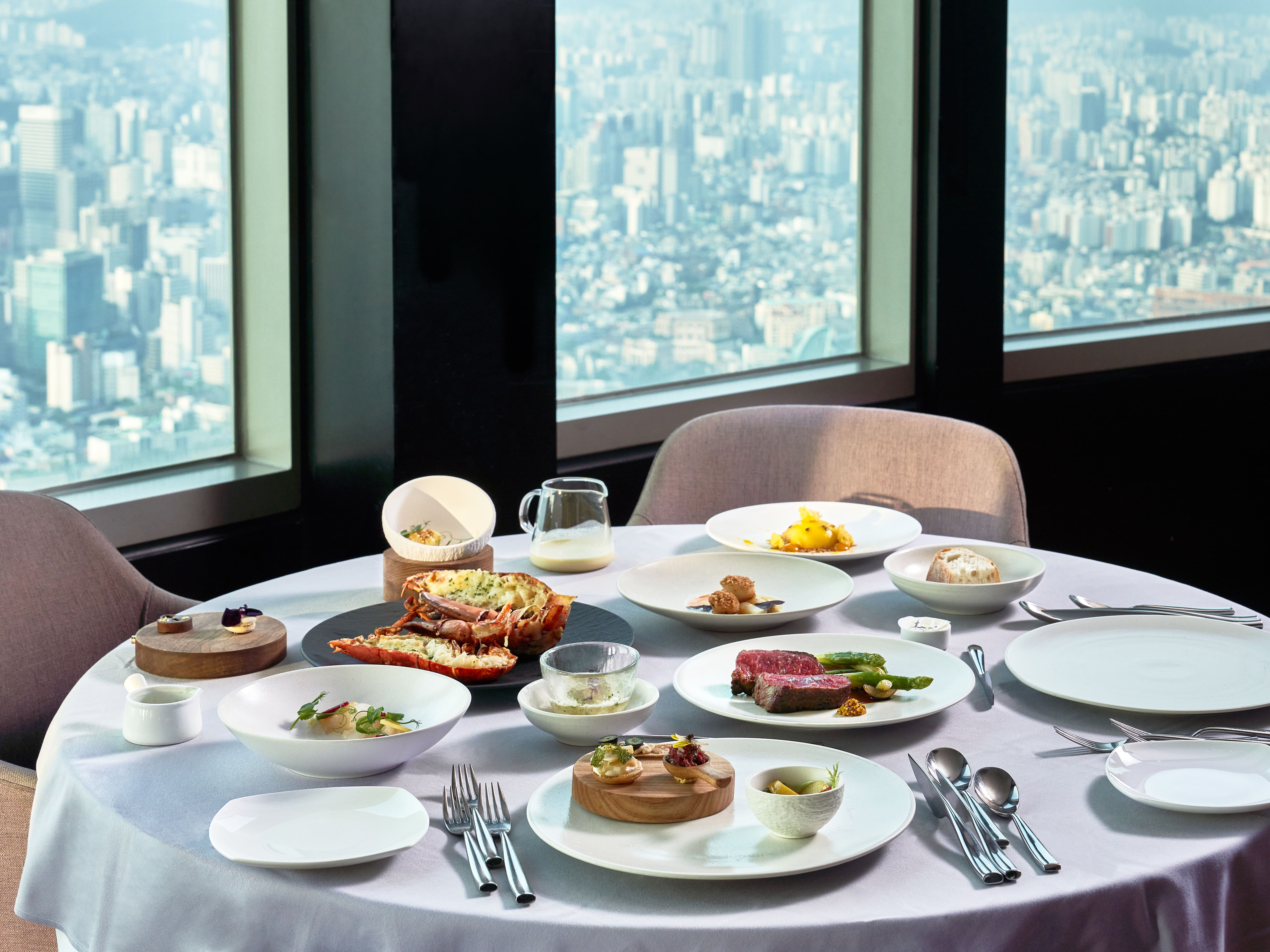 n GRILL からのパノラマソウルビューが広がるダイニングルーム