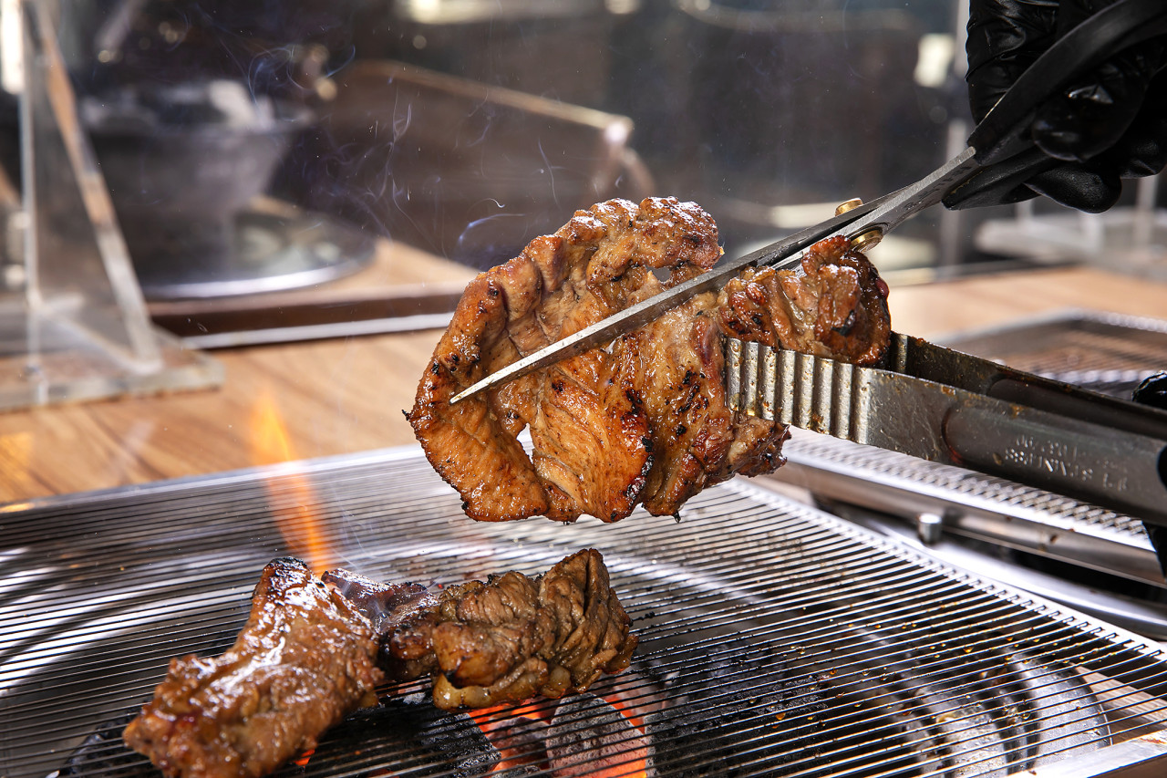 신금호숯불갈비 的炭火烤豬肋排，自1997年