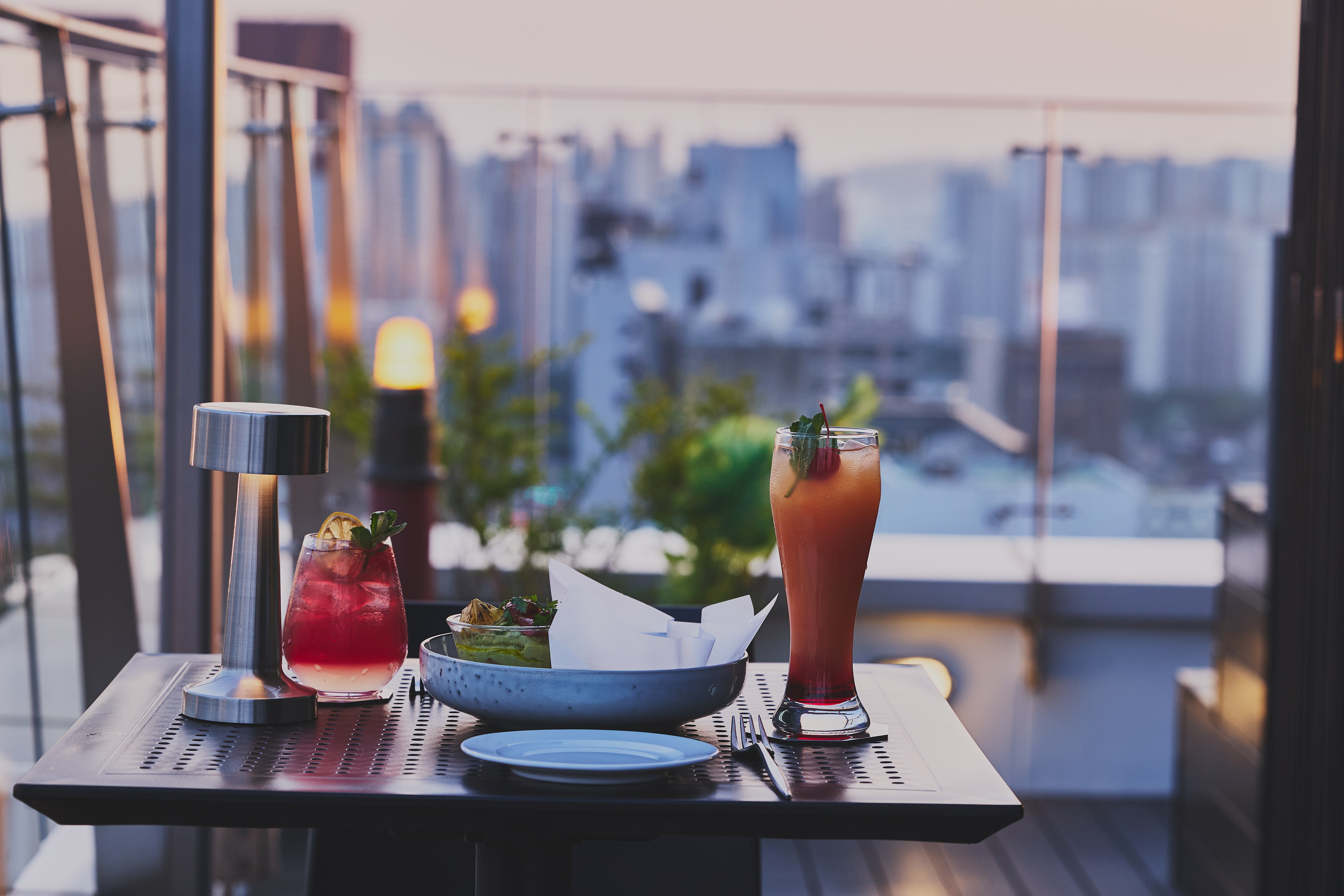 驿三Hotel Cappuccino楼顶酒吧夕阳天际线鸡尾酒