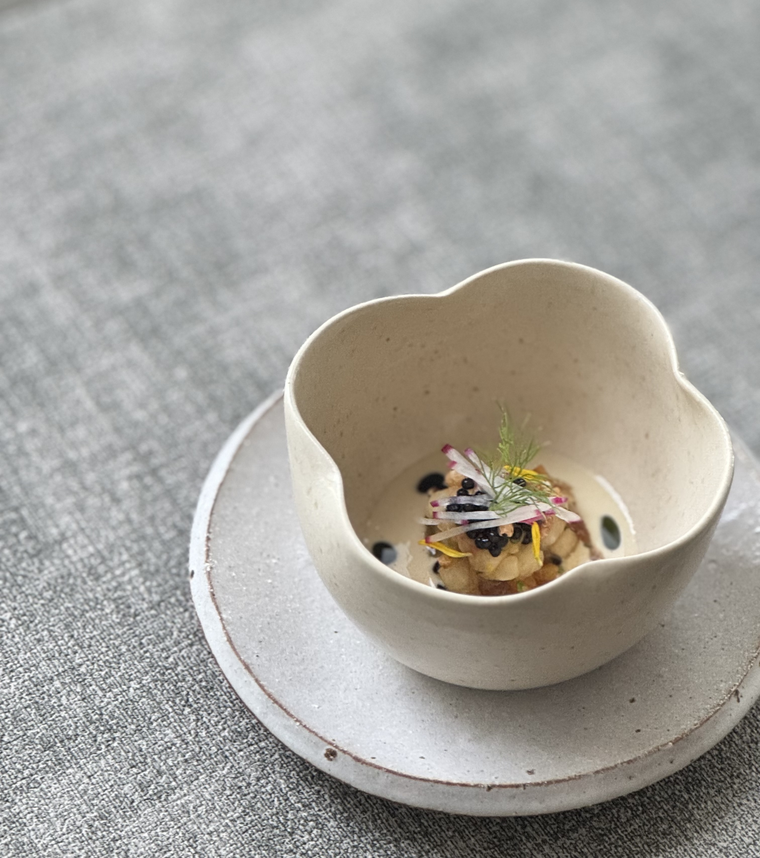 Sogonggan Elegant Fine Diningのオープンキッチンと韓国料理の盛り付け