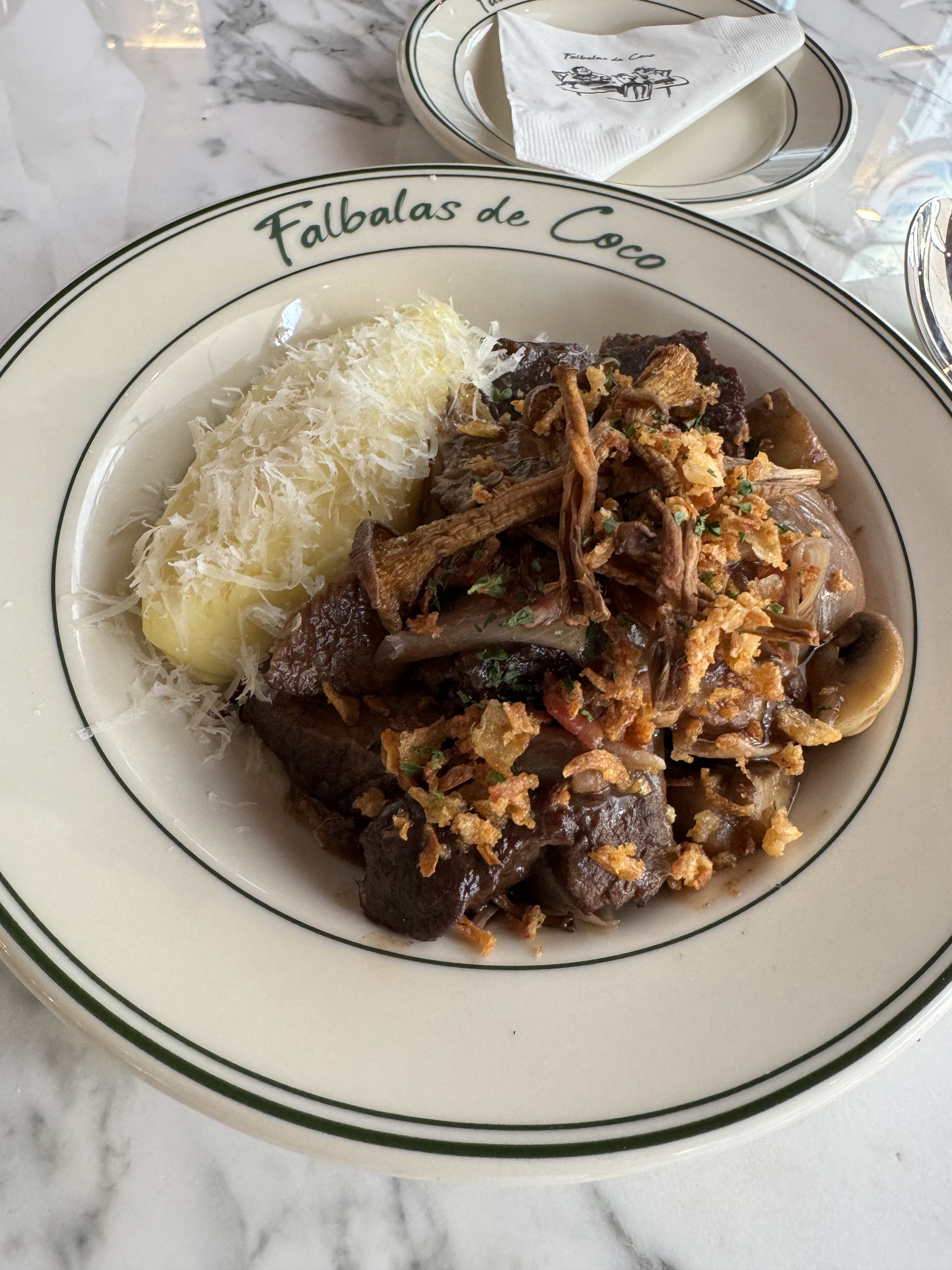 Falbalas De Coco 法式早午餐桌，含沙拉和勃艮第炖牛肉