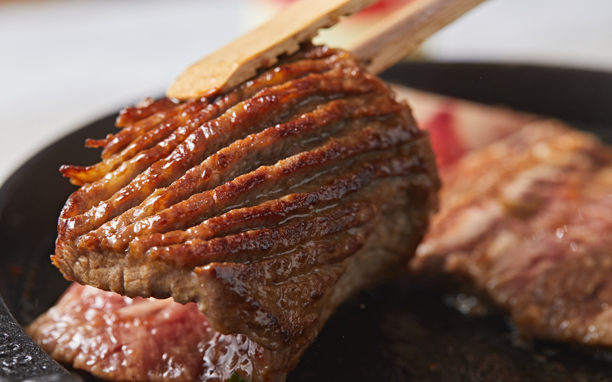 王妃집靠近清溪川的炭火肋眼牛排與醬醃排骨