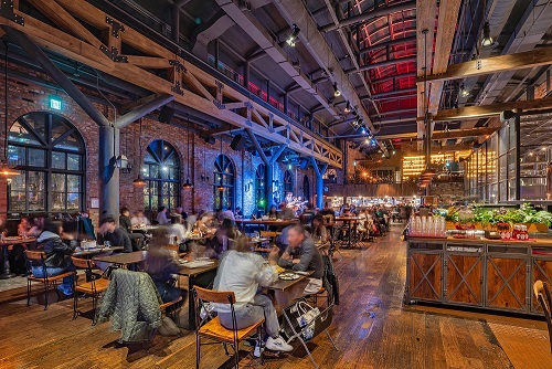 恶魔之门中央城分店吧台，设有自家精酿生啤