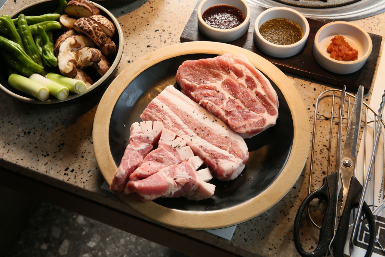 청담고수 2호점の熟成豚と牛肉にご飯と調味料