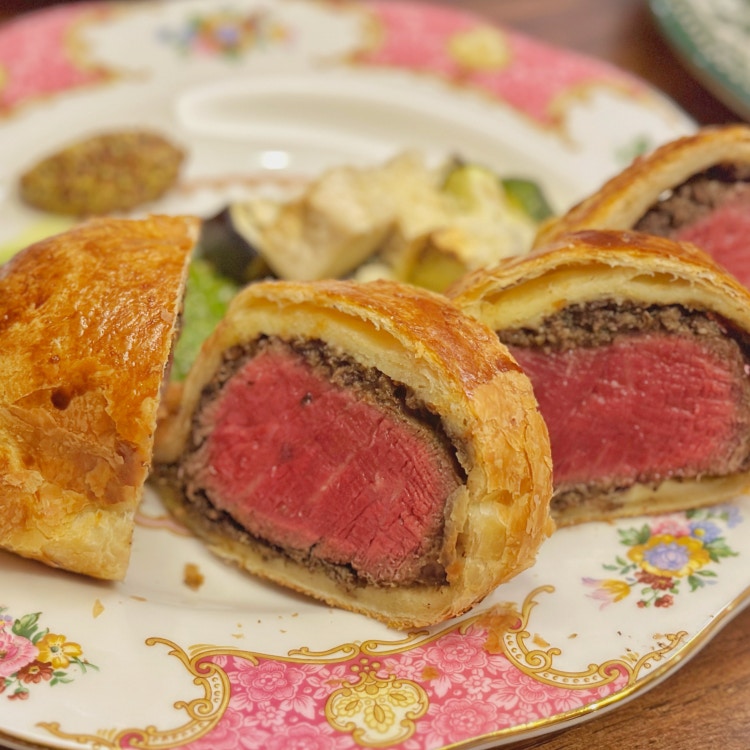 Souvenir延南店招牌牛肉威靈頓切開呈現粉嫩中心