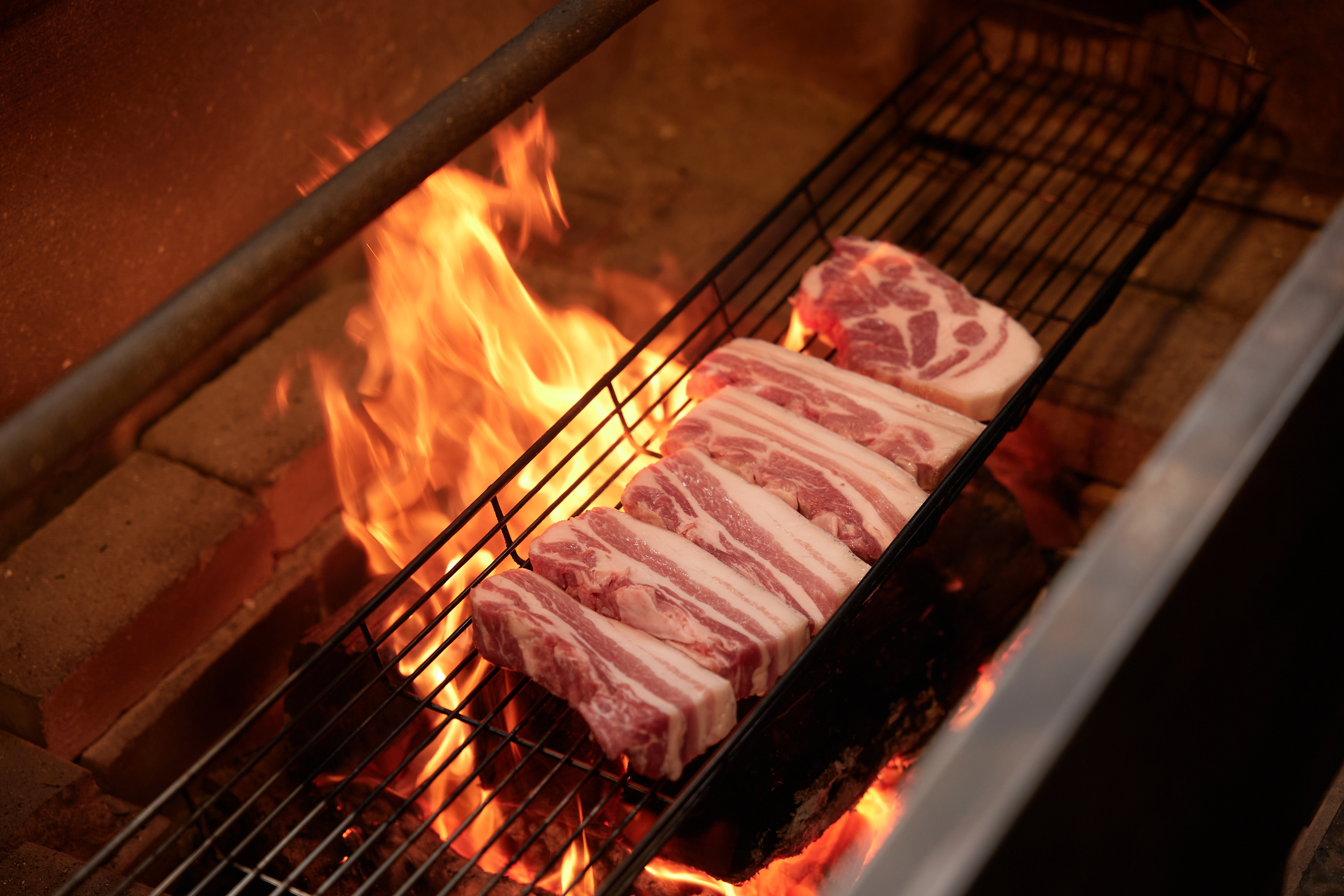 ジャクジェドの豪快な炭火焼とボリューム満点キムチチゲ