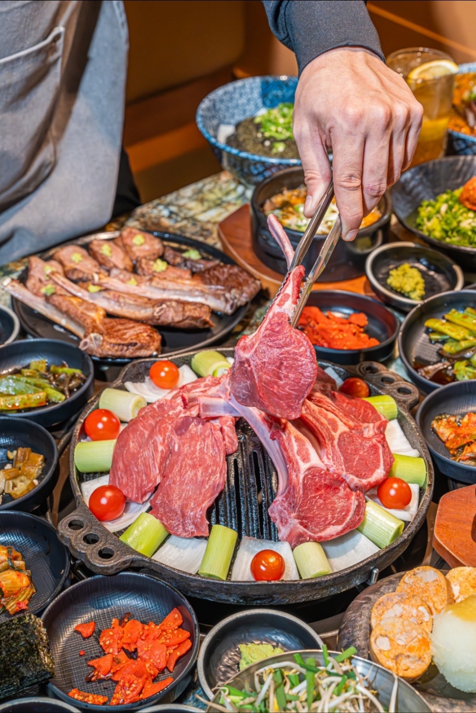 江南店 Gourmet Lamb 准备炭火和羊排上桌