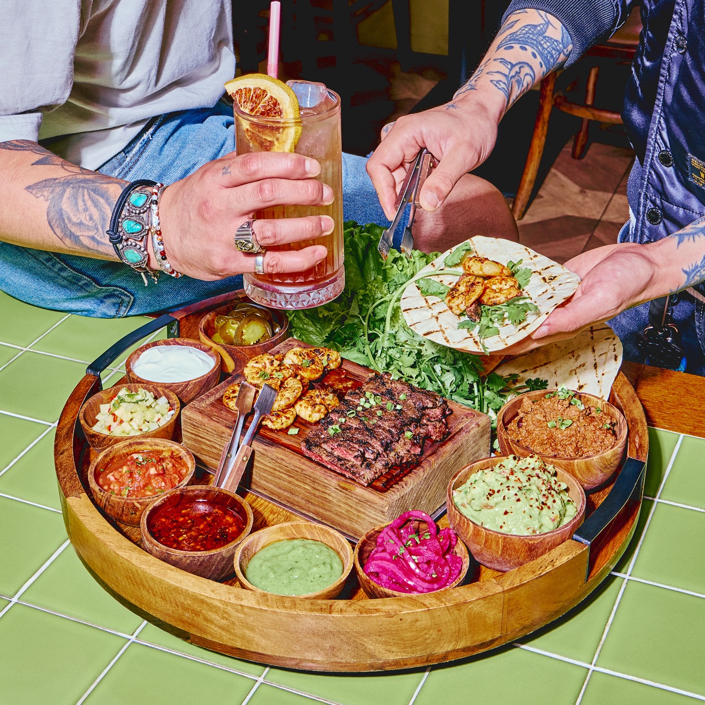 タコロサムバーのタコス盛り合わせとエビタコボール、クラフトビール