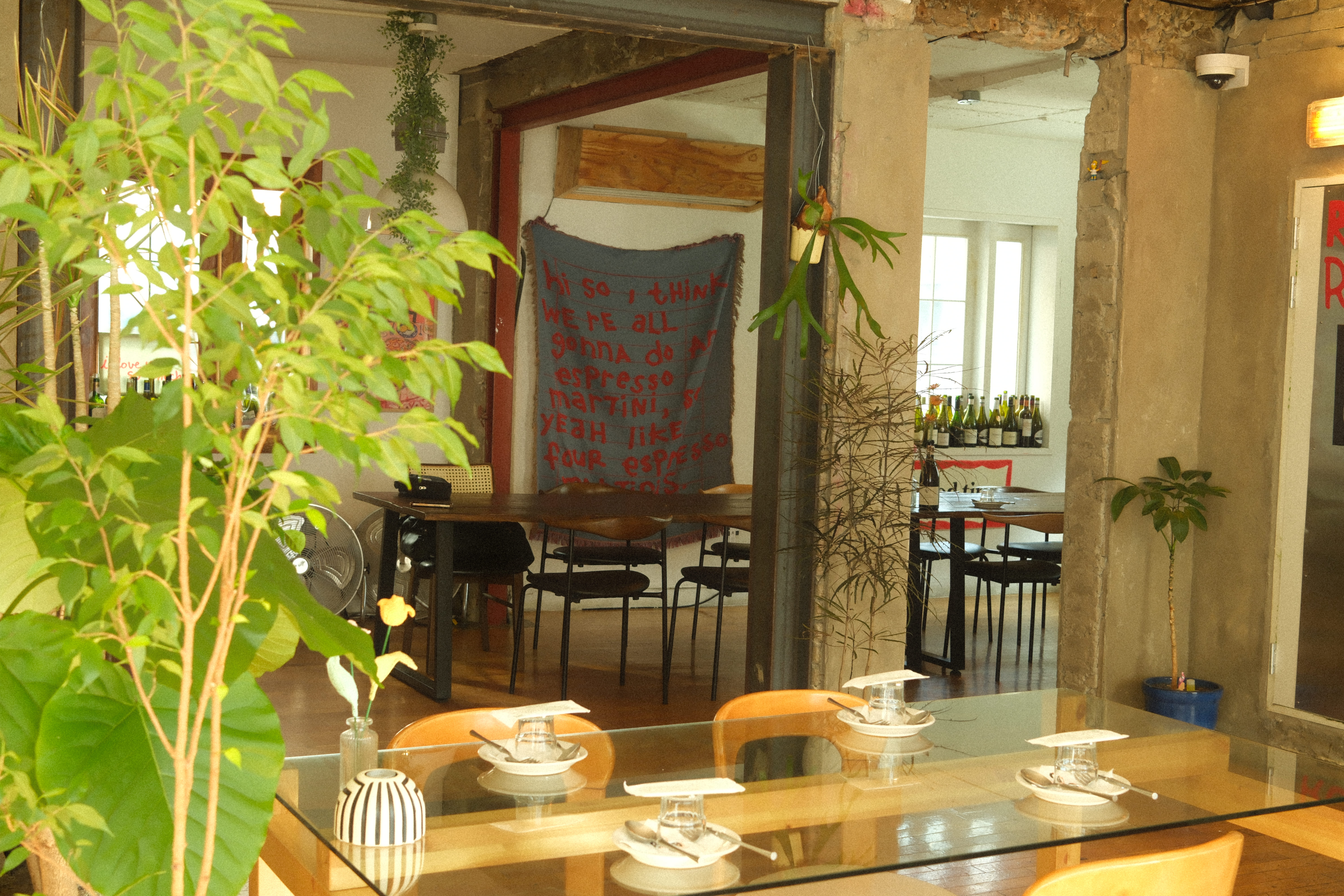 999 Hannamのテラスとワインバーの雰囲気