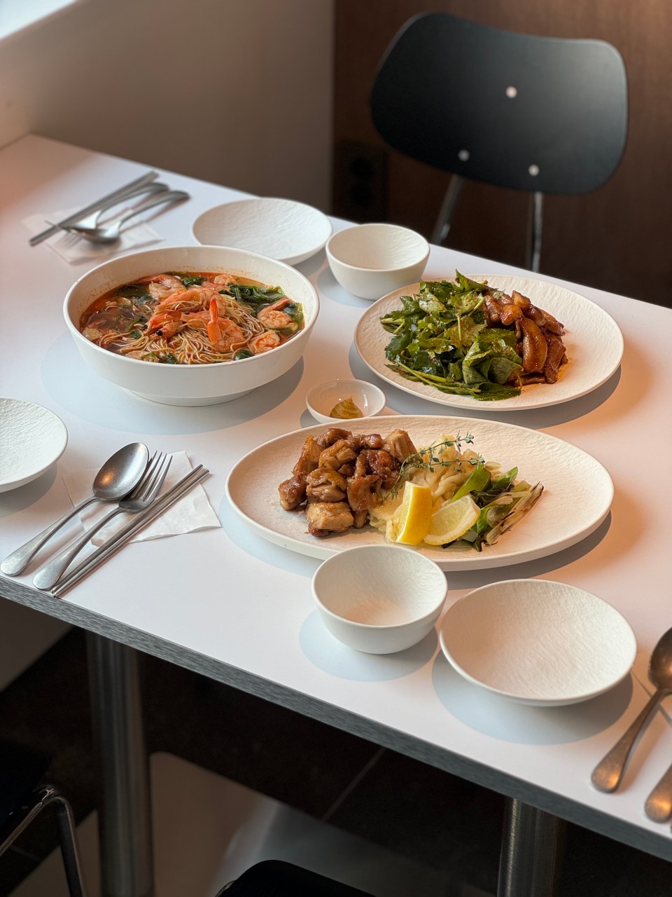 BECKY SEOUL white-on-white interior and cocktails