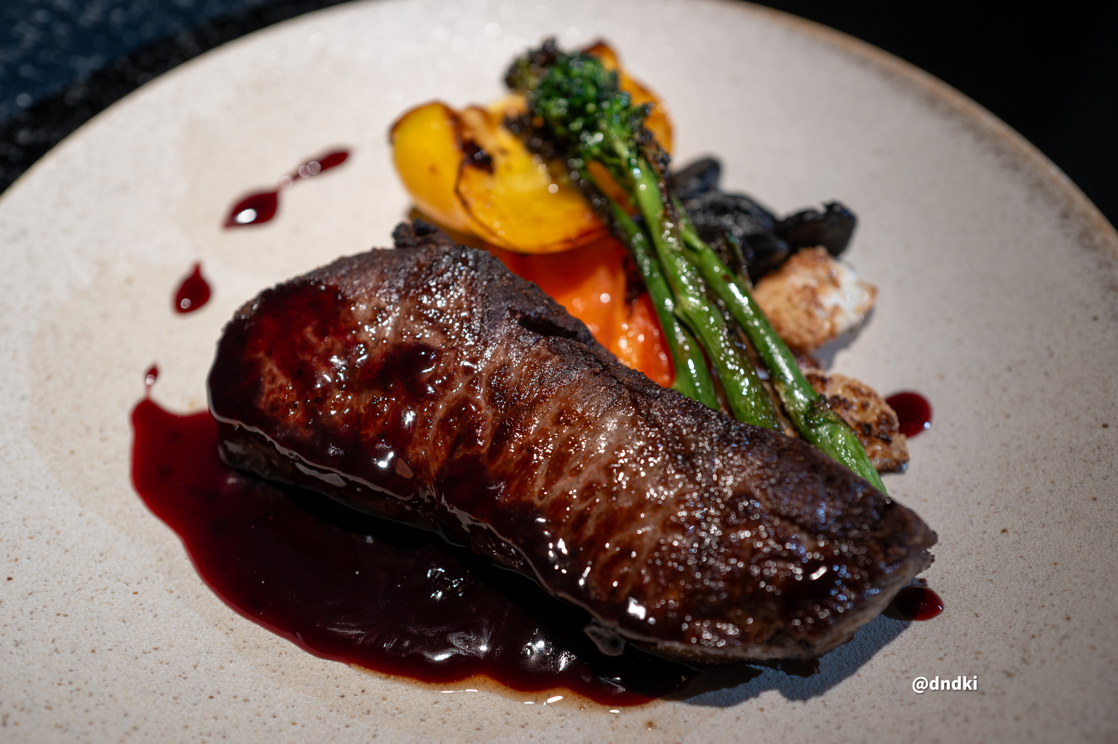 La Cantine 小酒館餐桌擺放牛排、千層麵和紅酒