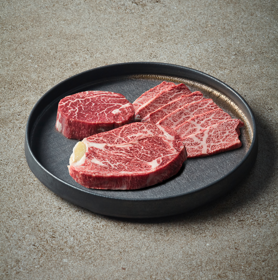 素穀優雅餐廳內部有烤爐及套餐擺盤