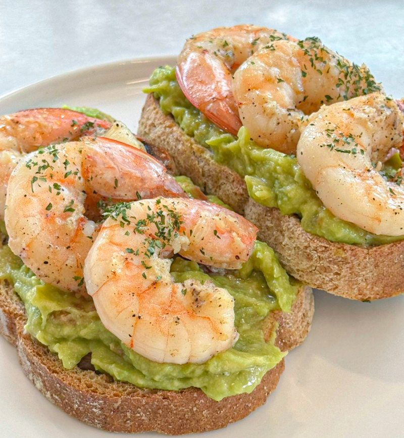 muh.guriの明るい狎鷗亭ロデオの窓辺でのブランチ席