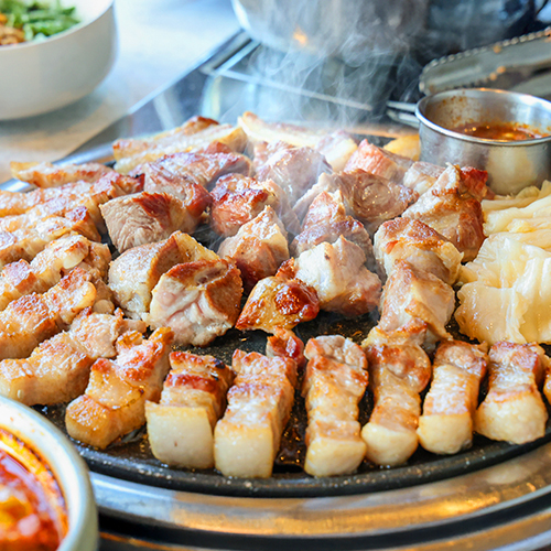 麦わら燻製された黒豚の화로위 함덕흑돼지　（Hwalowi Hamdeok Beach）