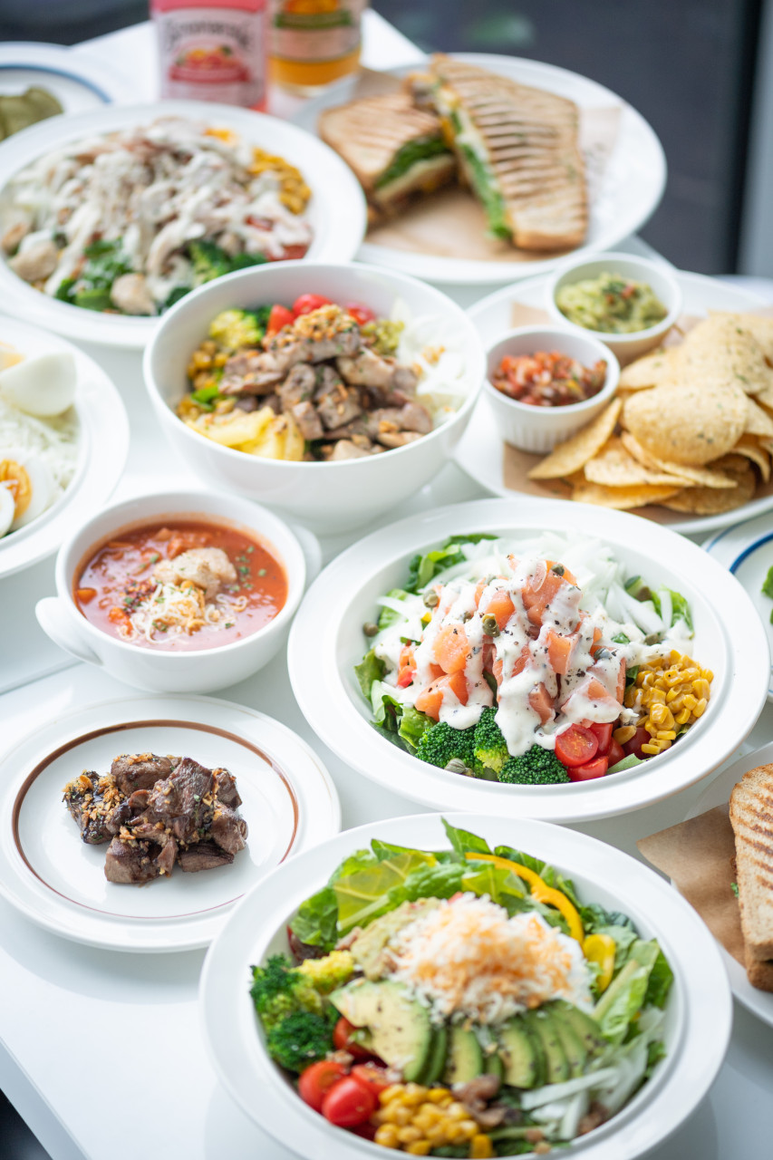 グラスアンドサラダの新鮮なボウルとサンドイッチ