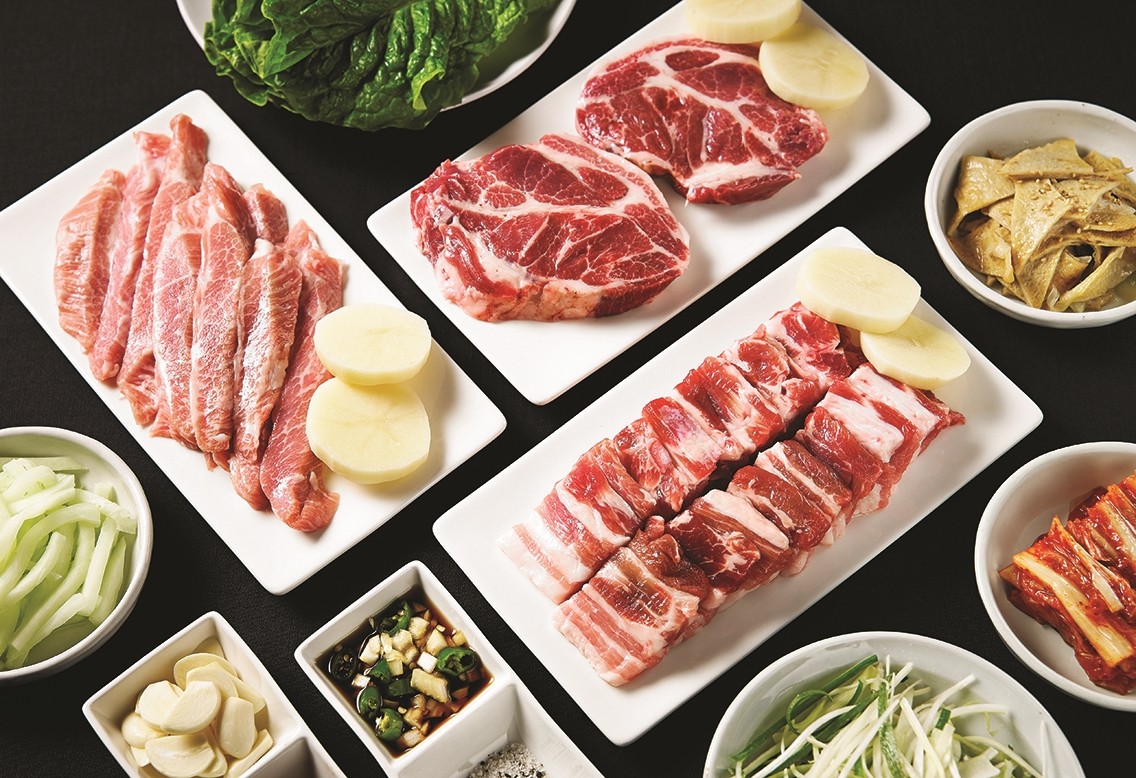 식당돈 的伊比利亞豬肉切片搭配麵條與燉鍋