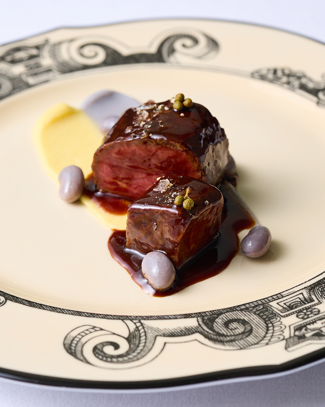 グッチオステリア ソウルのダイニングルームと盛り付けパスタ