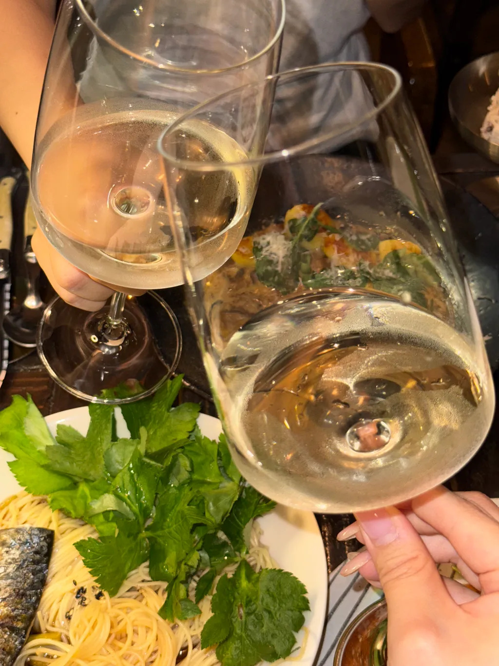 レストビストロバー、ゆったりした席と季節の料理