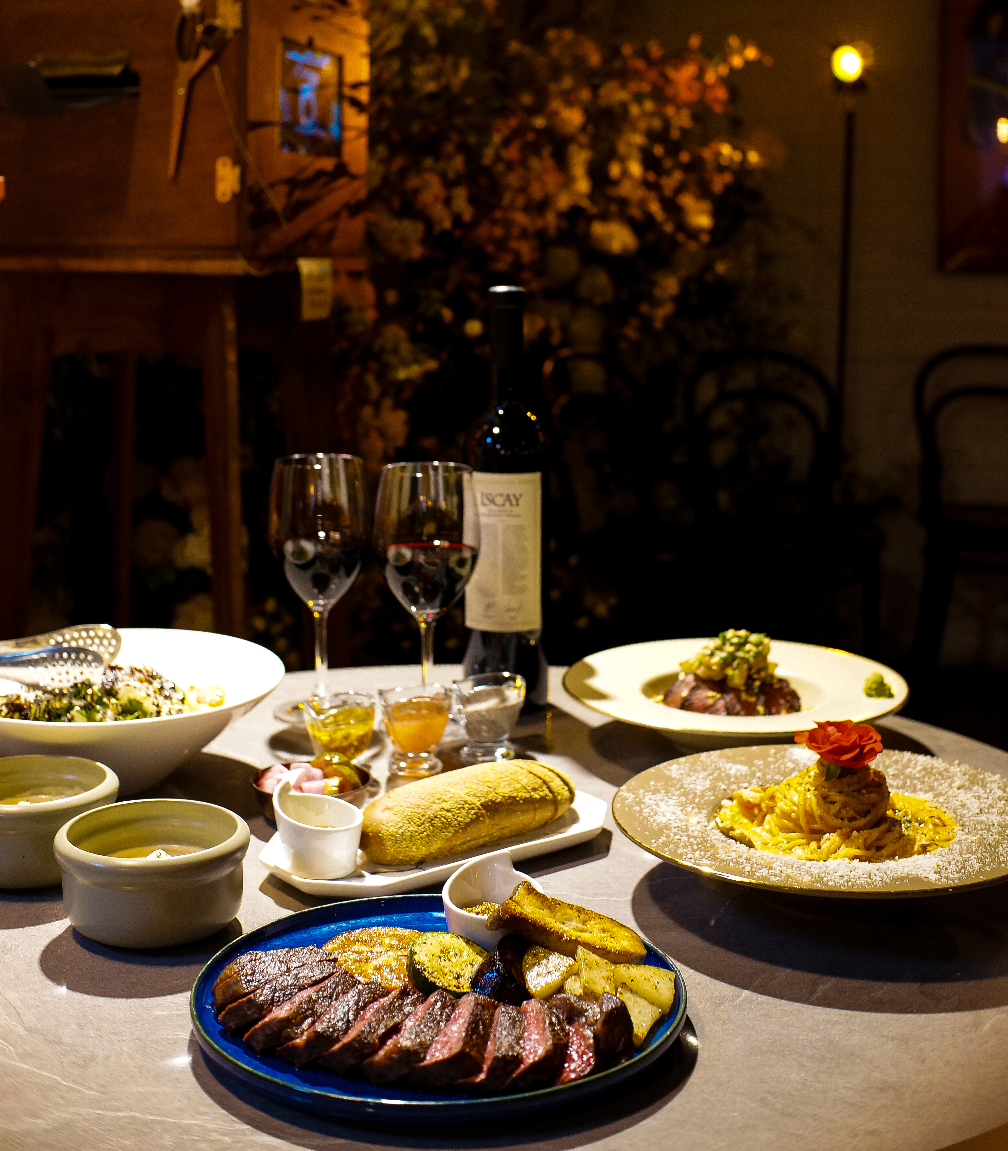 ガロスキルのAWESOMEROSE ロマンティックなステーキ＆パスタのデートナイト