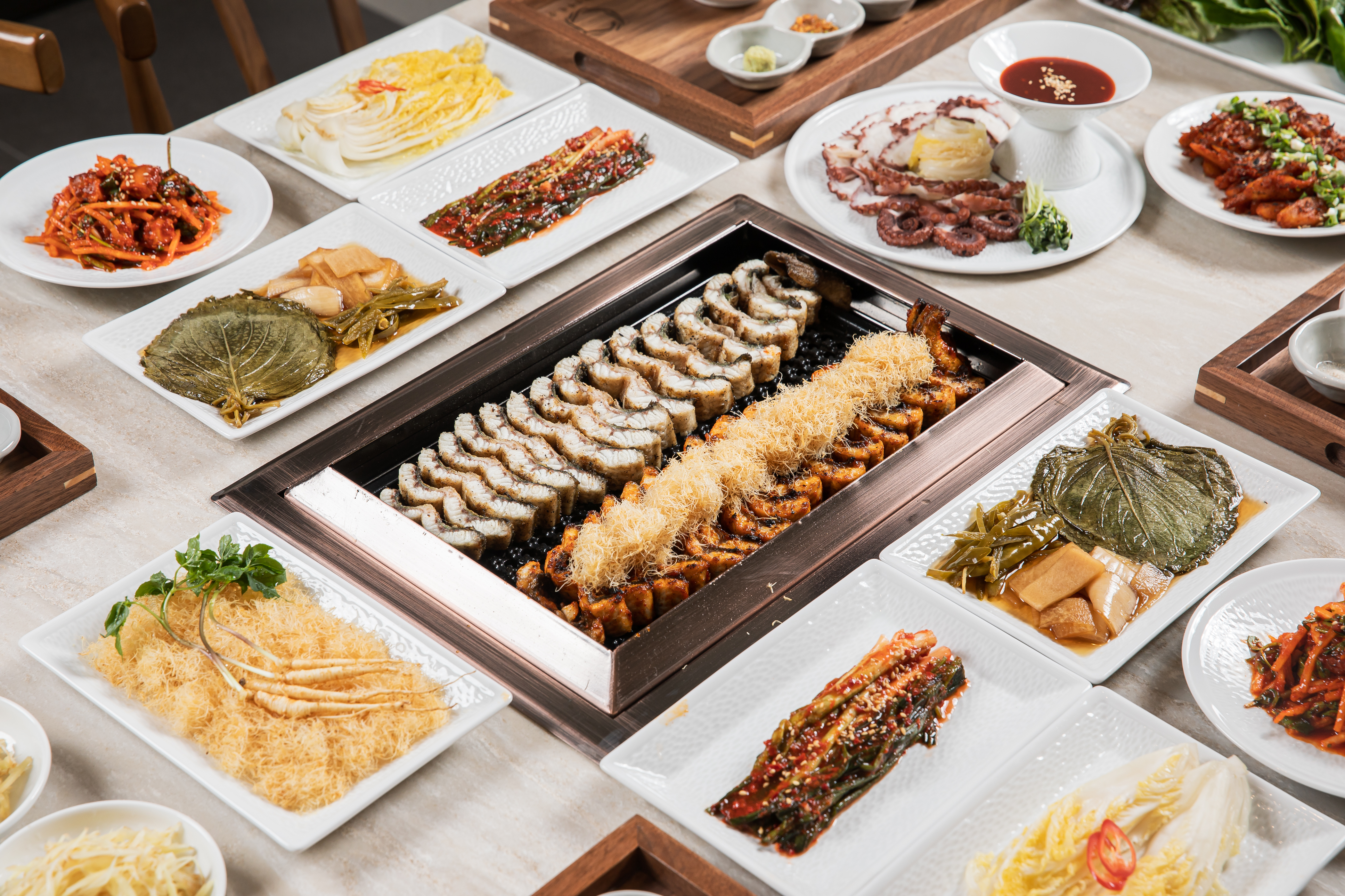 Eel House Busanの新鮮なウナギ盛り合わせと洗練された小鉢