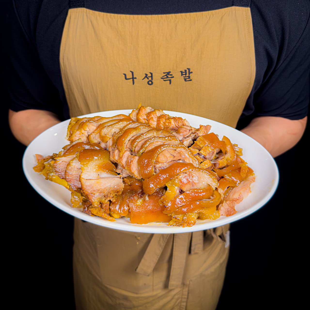 Naseong Jokbal Busan spicy grilled pigs' feet and side dishes