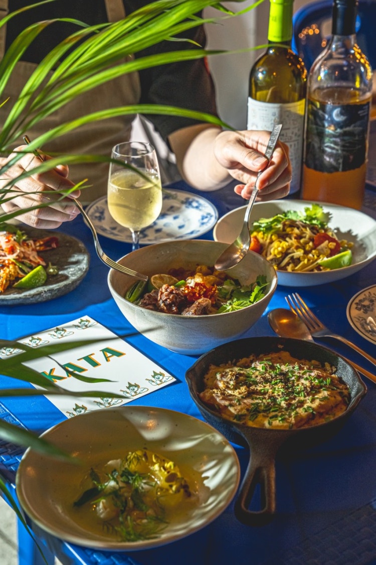 Kata 漢南店泰式餐點搭配旋轉酒杯