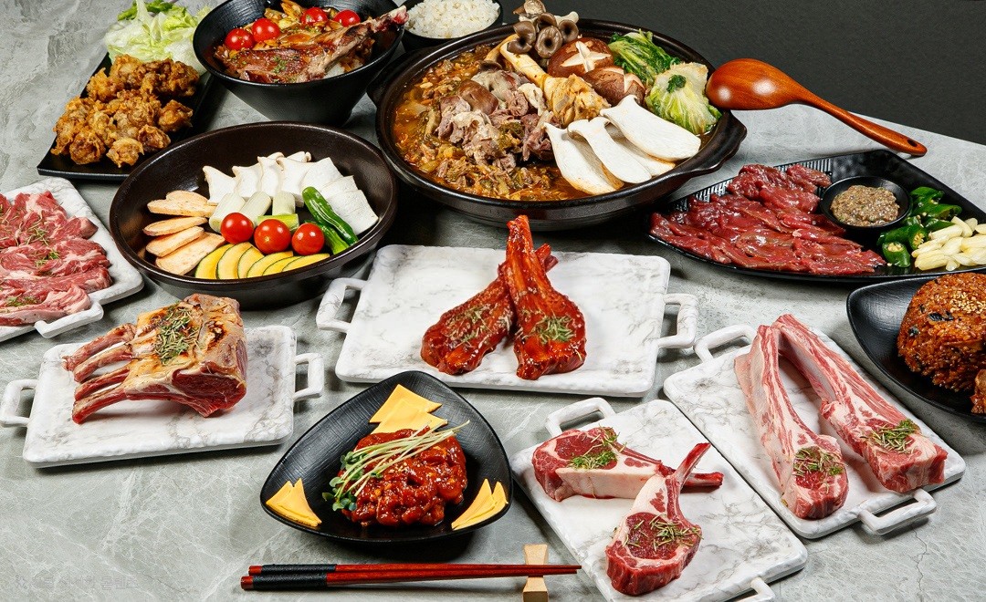 明るい窓際でプレミアムラムチョップを楽しめるグァンホ 光化門店