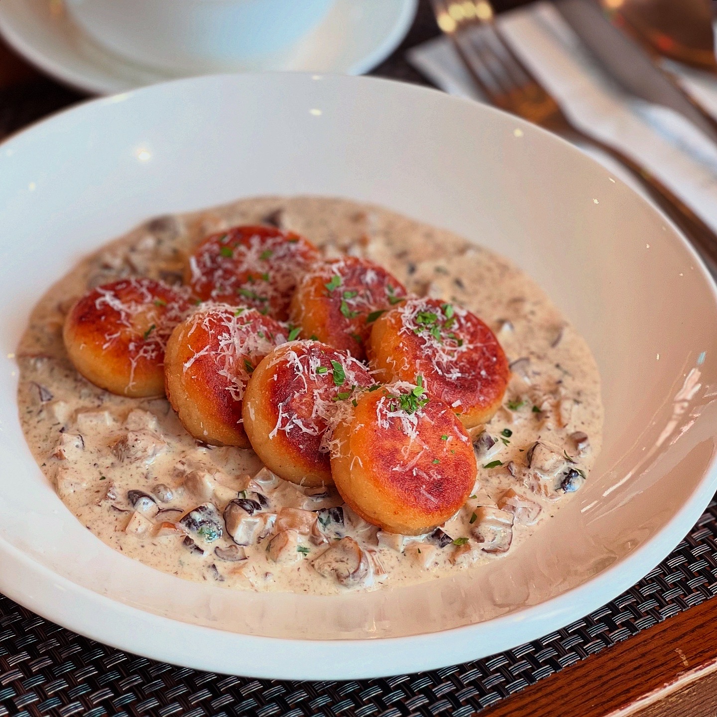 Cenacolo Artforet日光洒满的意式小馆桌面上的千层面和手工意面