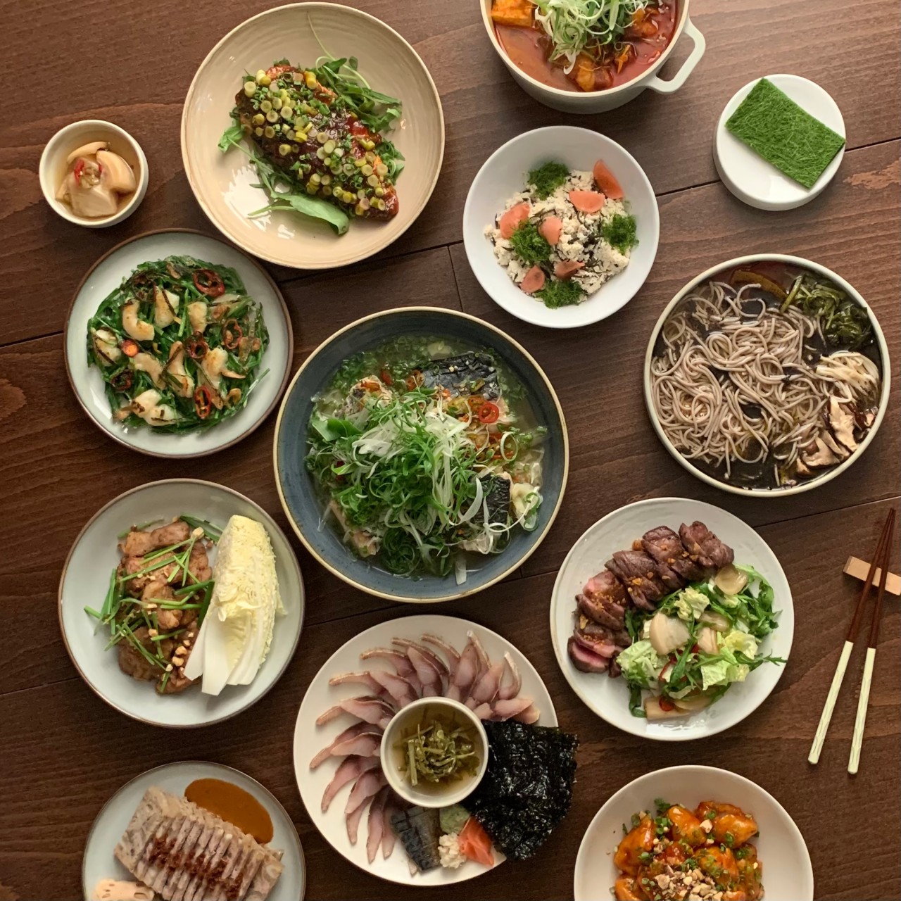 Nageunae minimalist Korean dining room with clean plates
