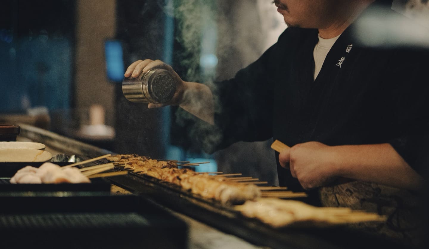 白炭串燒白炭火烤串與清酒陣列