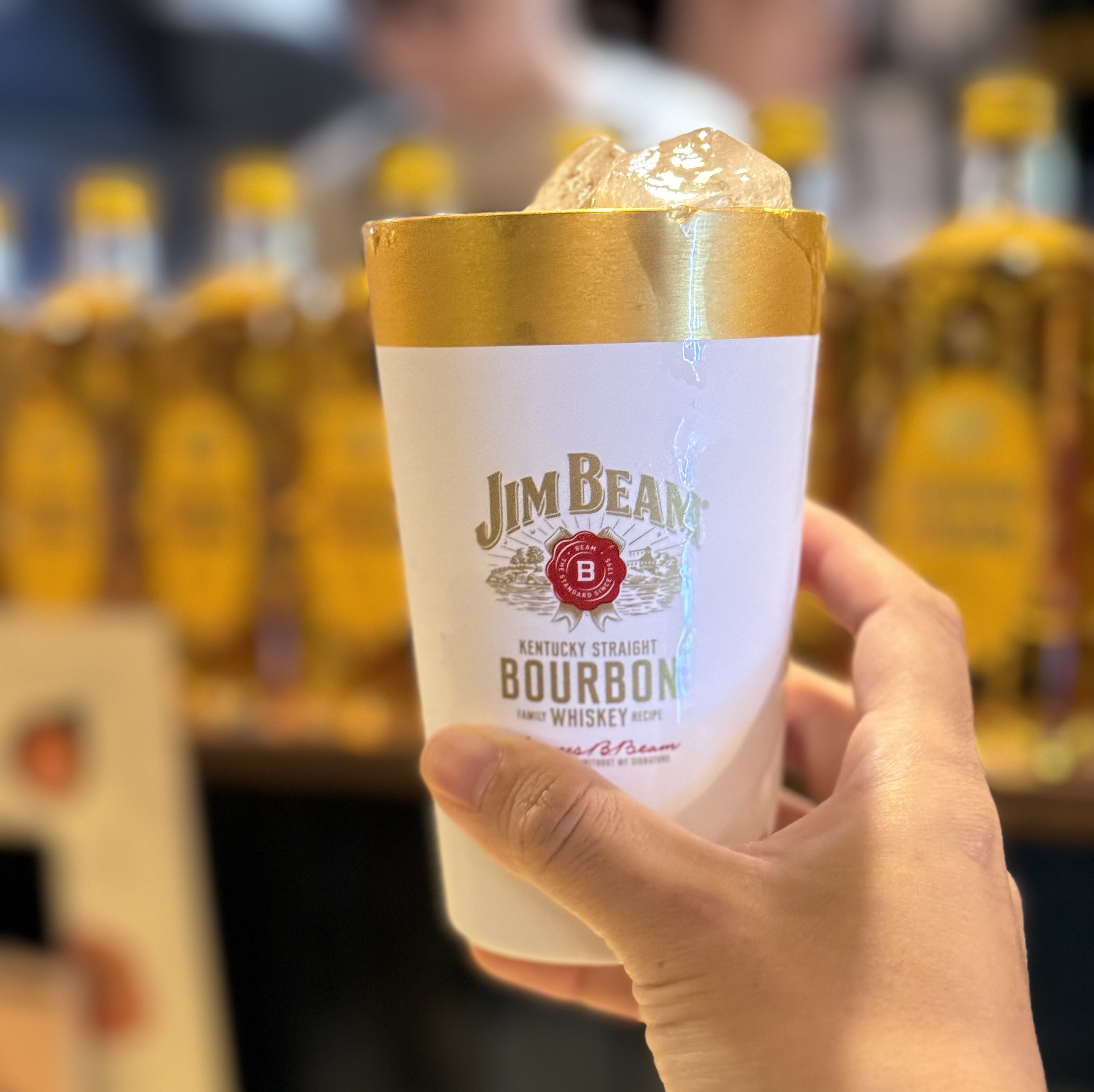 山野居酒屋夜晚的高球与生鱼片摆盘