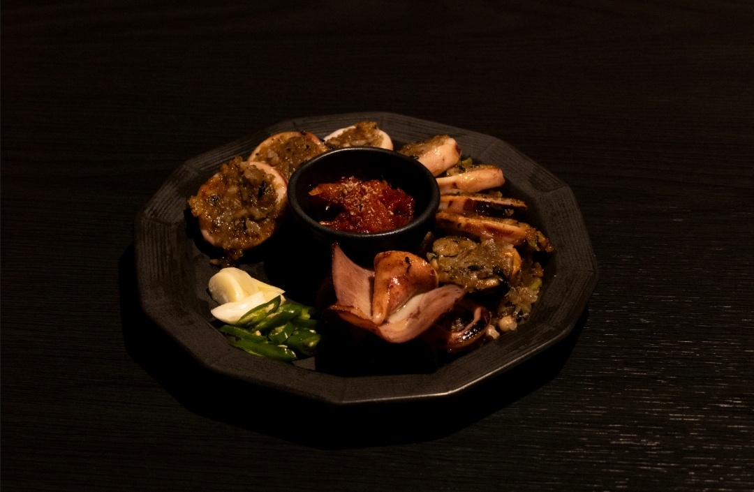 Horongbul 燈籠照明空間，傳統酒瓶與下酒菜