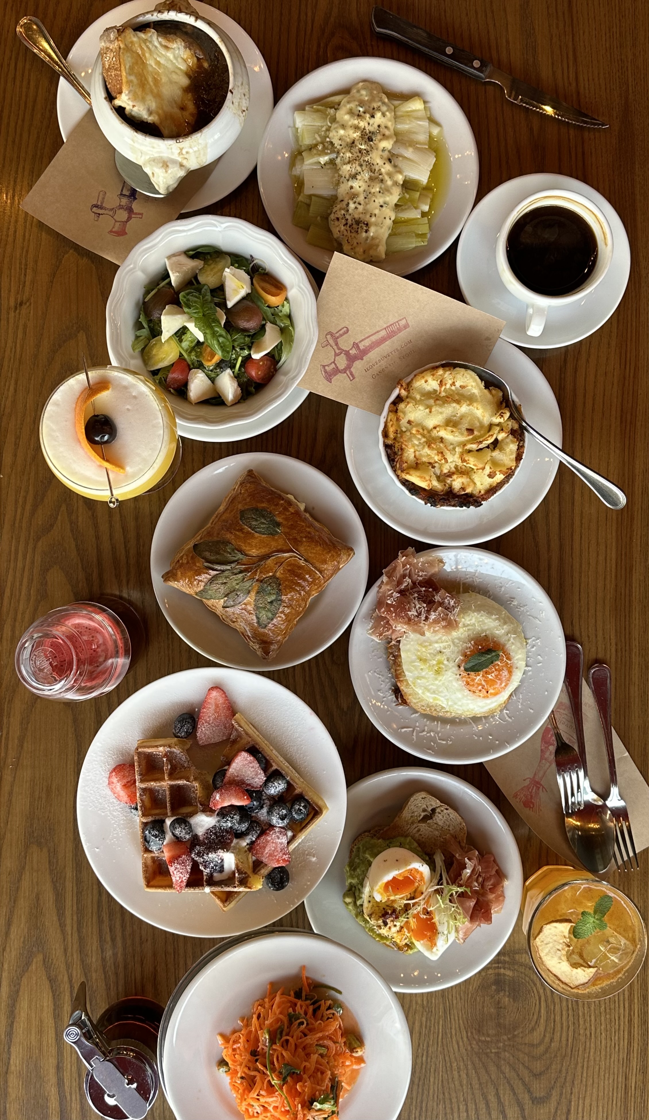 Buvette Seoul’s Parisian-style dining room and chocolate mousse