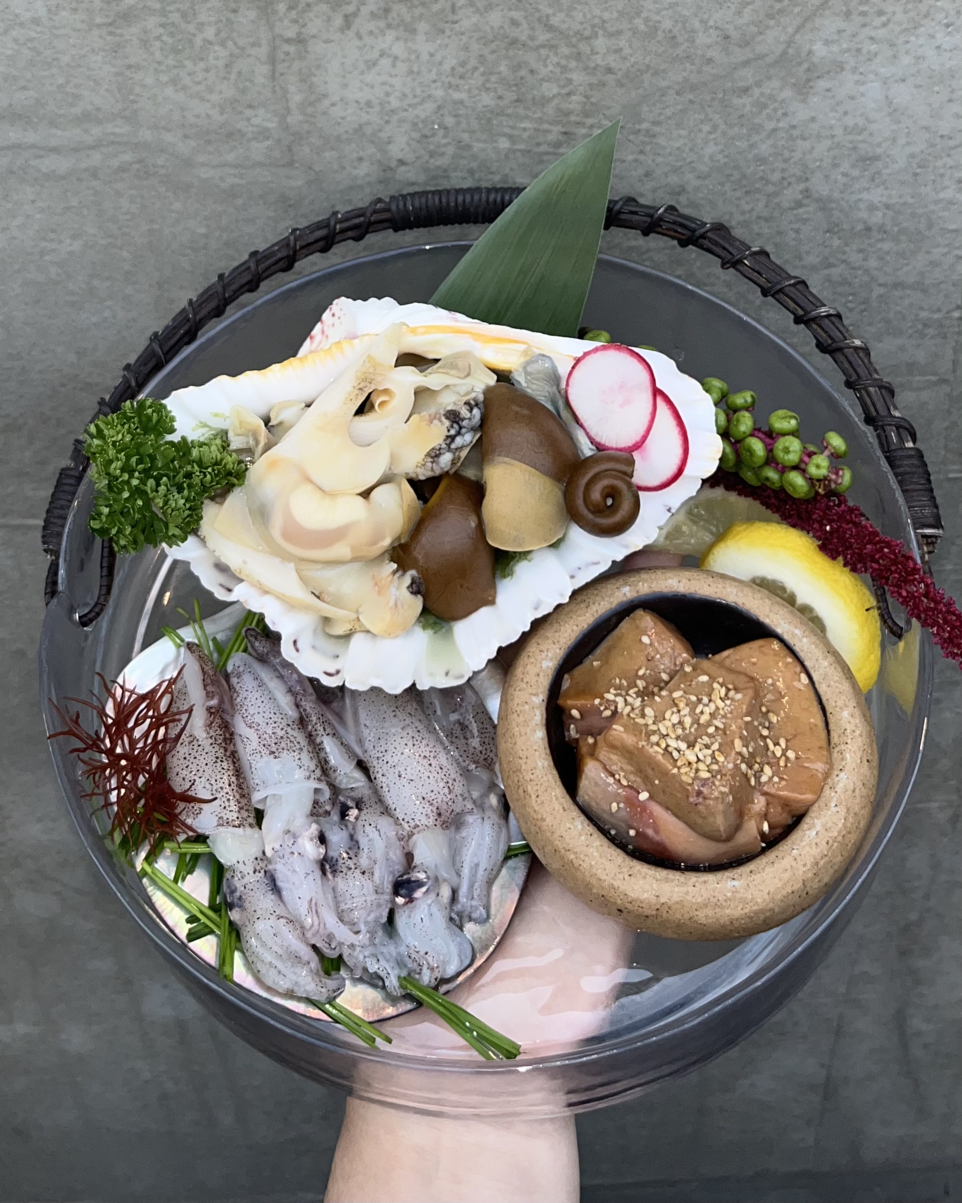 HIPPO居酒屋罕見海鮮前菜座落於麻浦地下室的溫馨場地