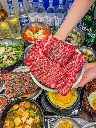 우대포 압구정점의 소갈비와 곁들임