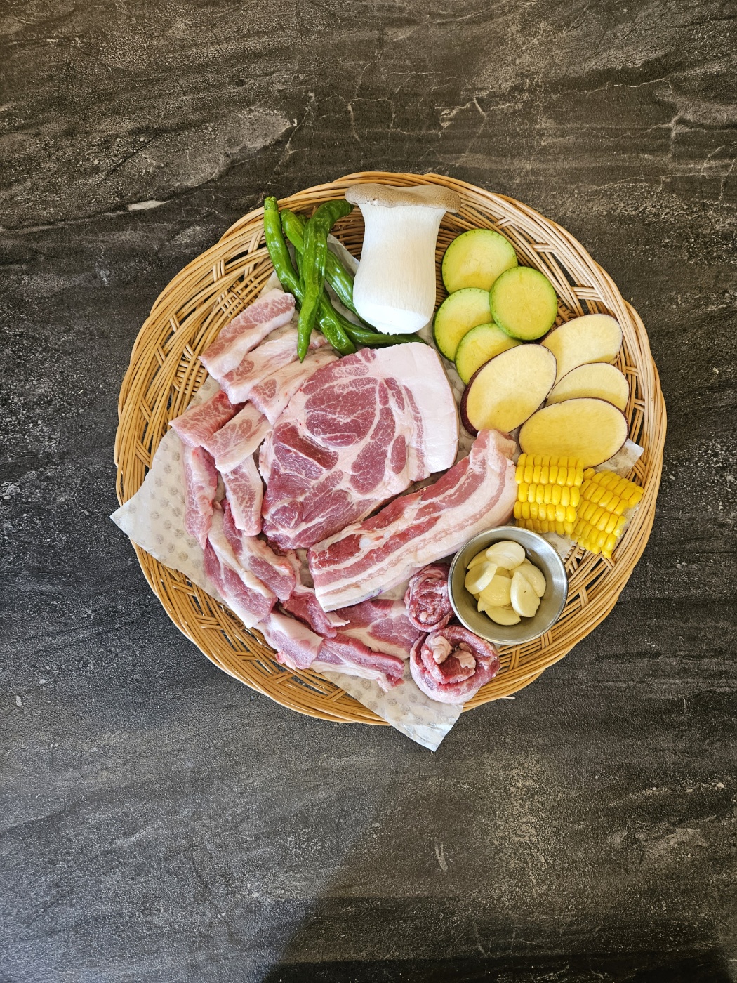 厚切り熟成黒豚と家庭的なキムチチゲ アェウォル