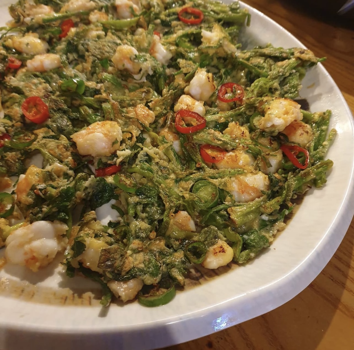 Fresh seasonal seafood plates at Sinsa Ppearl